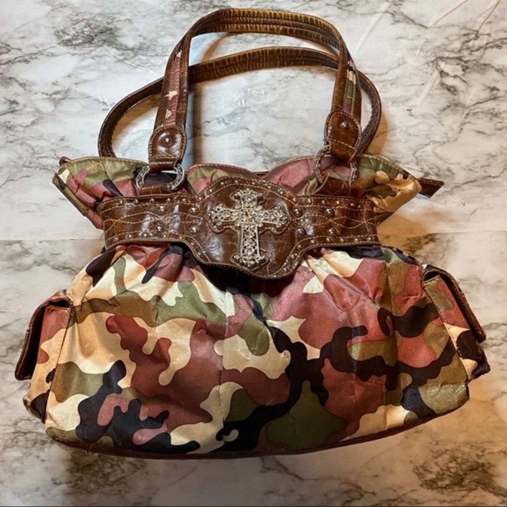 Country road camo purse w/ cross